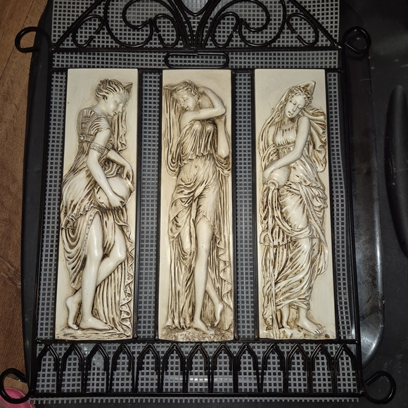 Vintage-Style Wall Art – Three Classical Women Plaques in Wrought Iron Frame - Picture 1 of 4